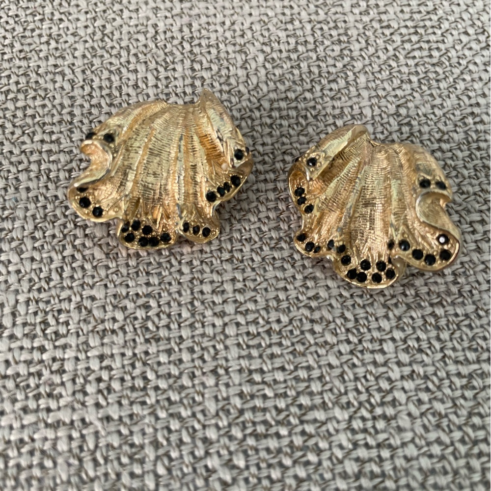 VTG Shell shaped goldtone with black crystals clip back earrings